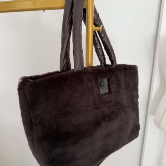 Think Rolyn Duplex Reversible Faux Fur Tote Travel Shoulder Work Gym Bag Brown - Picture 5 of 13